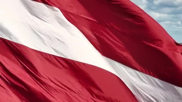 Красивый Флаг Латвии Развевается Ветру Старым Городом Риги Заднем Плане — стоковое видео