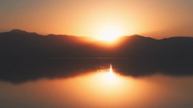Sakin Salton Denizi üzerinde fantastik bir gün batımı. Hava aracı görüntüleri. Riverside, California
