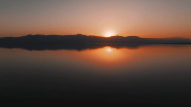 Sakin Salton Denizi üzerinde fantastik bir gün batımı. Hava aracı görüntüleri. Riverside, California