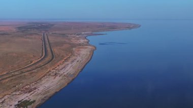 Yukarıdan güzel Salton Denizi 'nin havadan görünüşü. Ufukta sonsuz su var..