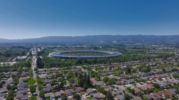 从空中俯瞰苹果园 苹果公司的公司总部 它由诺曼 福斯特设计 绰号为 宇宙飞船 — 图库视频影像