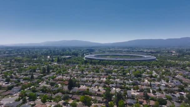从空中俯瞰苹果园 苹果公司的公司总部 它由诺曼 福斯特设计 绰号为 宇宙飞船 — 图库视频影像