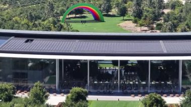 Apple Park 'ın havadan görünüşü - Apple Inc.' in şirket merkezi. Norman Foster tarafından tasarlandı ve takma adı Uzay Gemisi..