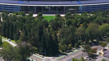 Apple Park 'ın havadan görünüşü - Apple Inc.' in şirket merkezi. Norman Foster tarafından tasarlandı ve takma adı Uzay Gemisi..