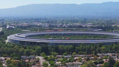 Apple Park 'ın havadan görünüşü - Apple Inc.' in şirket merkezi. Norman Foster tarafından tasarlandı ve takma adı Uzay Gemisi..