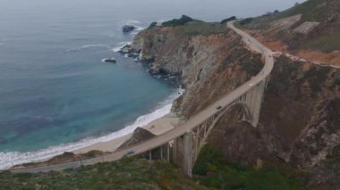 Pasifik Okyanusu, Monterey 'in güneyine yakın Kaliforniya' nın güzel kıyılarına vurur. Kaliforniya 'nın Big Sur kıyısındaki Bixby Creek Köprüsü' nün hava görüntüsü..