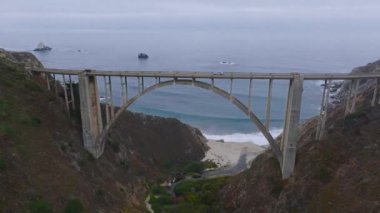 Pasifik Okyanusu, Monterey 'in güneyine yakın Kaliforniya' nın güzel kıyılarına vurur. Kaliforniya 'nın Big Sur kıyısındaki Bixby Creek Köprüsü' nün hava görüntüsü..