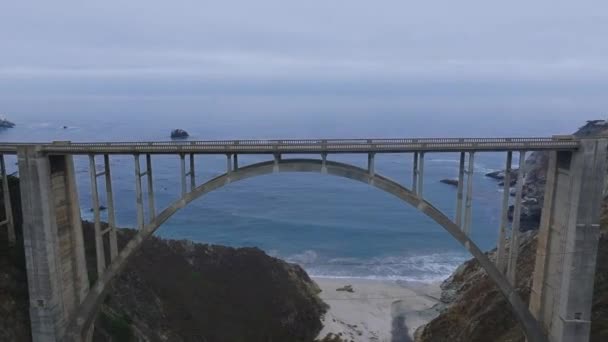 太平洋漂流到美丽的加利福尼亚海滨 就在蒙特里以南不远处 加州大苏尔海岸Bixby Creek桥的空中拍摄 — 图库视频影像