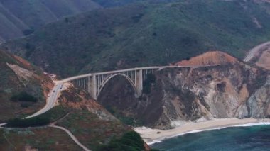 Pasifik Okyanusu, Monterey 'in güneyine yakın Kaliforniya' nın güzel kıyılarına vurur. Kaliforniya 'nın Big Sur kıyısındaki Bixby Creek Köprüsü' nün hava görüntüsü..