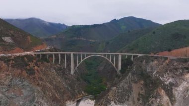 Pasifik Okyanusu, Monterey 'in güneyine yakın Kaliforniya' nın güzel kıyılarına vurur. Pasifik Sahil Otoyolu, Bixby Köprüsü 'nü geçiyor ve bu inanılmaz manzaralı sahil boyunca ilerliyor..