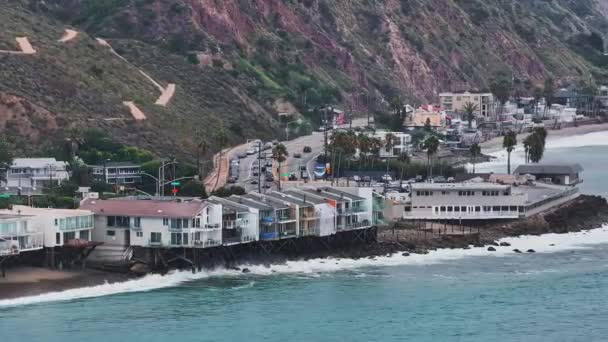 4K无人驾驶飞机对加利福尼亚Malibu海滩海岸线的射击 蓝色的太平洋波涛汹涌 背景是漂亮的房子 — 图库视频影像