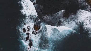 Pasifik Okyanusu 'nun hava manzarası kayalara çarpıyor. Dalgaların en üst görüntüsü. Fırtına sırasında deniz kıyısı.