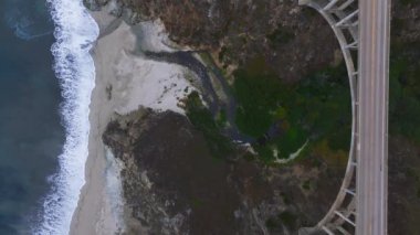 Pasifik Okyanusu, Monterey 'in güneyine yakın Kaliforniya' nın güzel kıyılarına vurur. Pasifik Sahil Otoyolu, Bixby Köprüsü 'nü geçiyor ve bu inanılmaz manzaralı sahil boyunca ilerliyor..