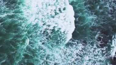 Pasifik Okyanusu 'nun hava manzarası kayalara çarpıyor. Dalgaların en üst görüntüsü. Fırtına sırasında deniz kıyısı.