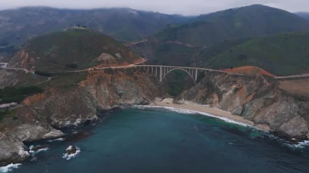 太平洋漂流到美丽的加利福尼亚海滨 就在蒙特里以南不远处 太平洋海岸高速公路穿过了比克斯比桥 就在这美丽无比的海岸上 — 图库视频影像