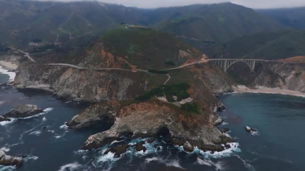 太平洋漂流到美丽的加利福尼亚海滨 就在蒙特里以南不远处 太平洋海岸高速公路穿过了比克斯比桥 就在这美丽无比的海岸上 — 图库视频影像