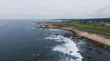 Rocky sarkık okyanus plajı, kıyıya vuran büyük deniz dalgaları, Monterey 17 mil sürüş, Kaliforniya, ABD. Pacific Grove 'da su sıçraması, sahil kıyısı gezinti alanı, sahil parkı deniz manzarası..