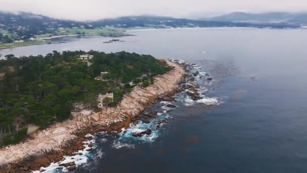 Скелястий Океанський Пляж Великі Морські Хвилі Розбиваються Берег Мильний Потяг — стокове відео