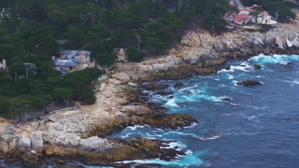 Rotsachtige Grillige Oceaan Strand Grote Zee Golven Crashen Kust Monterey — Stockvideo