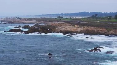 Rocky sarkık okyanus plajı, kıyıya vuran büyük deniz dalgaları, Monterey 17 mil sürüş, Kaliforniya, ABD. Pacific Grove 'da su sıçraması, sahil kıyısı gezinti alanı, sahil parkı deniz manzarası..