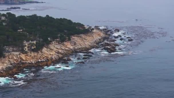 Skalistá Skalnatá Mořská Pláž Velké Mořské Vlny Narážející Břeh Monterey — Stock video