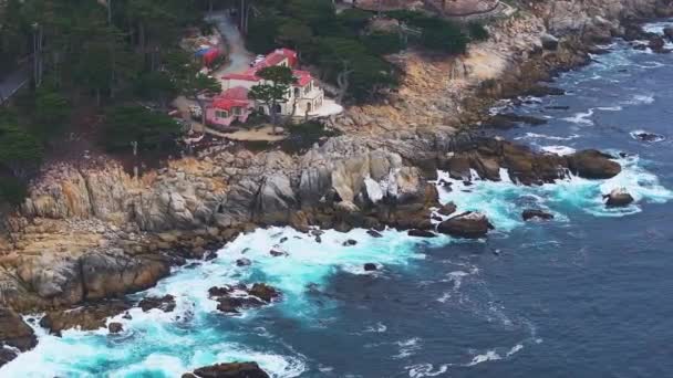 Rocky Craggy Ocean Beach Big Sea Waves Crashing Shore Monterey — Vídeo de stock
