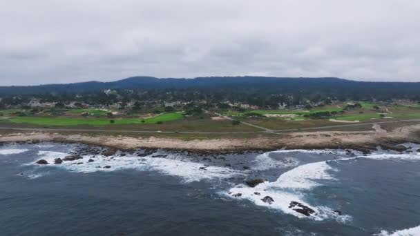 Rocky Craggy Ocean Beach Nagy Tengeri Hullámok Zuhannak Parton Monterey — Stock videók