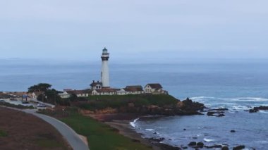 Güvercin Noktası Deniz fenerinin havadan görünüşü. California 'daki Pigeon Point Deniz Feneri. Huysuz batı kıyısı gün batımında.