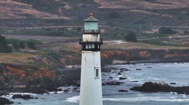 Güvercin Noktası Deniz fenerinin havadan görünüşü. California 'daki Pigeon Point Deniz Feneri. Huysuz batı kıyısı gün batımında.
