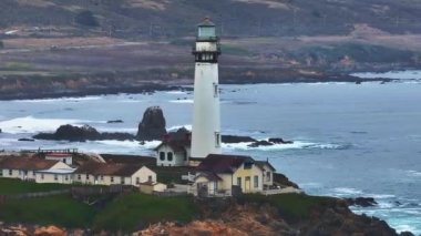 Güvercin Noktası Deniz fenerinin havadan görünüşü. California 'daki Pigeon Point Deniz Feneri. Huysuz batı kıyısı gün batımında.