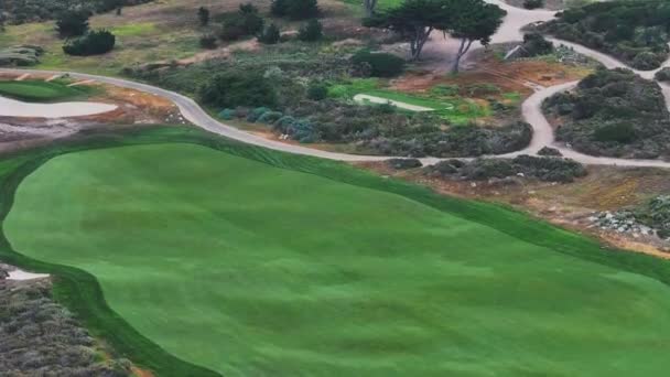 ゴルフ場のバンカーサンドの空中ビューは 緑の草を置く ゴルフ場のトップビュー — ストック動画