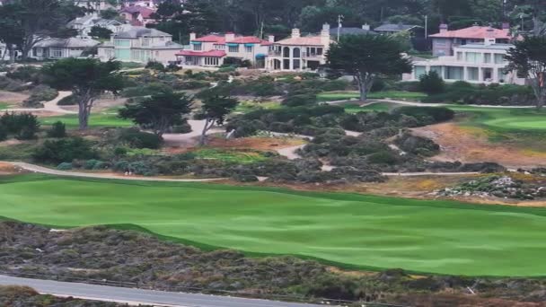 在高尔夫球场上放绿草的沙堆的空中景观 高尔夫球场的顶级景观 — 图库视频影像