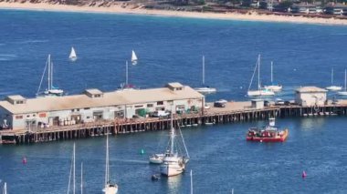 Monterey Körfezi Akvaryumu 'nun havadan görüntüsü, Pasifik Korusu' nda Monterey, Kaliforniya 'da kıyıya yanaşmış birçok yat var. Monterey Körfezi, Kaliforniya çevresindeki simgeler.