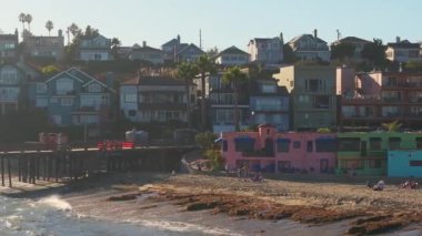 Kaliforniya kıyısındaki Capitola Venedik Mahkemesi 'nin renkli yerleşim yerleri. Capitola, Kaliforniya 'daki renkli sahil manzarası 