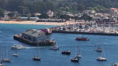 Monterey Körfezi Akvaryumu 'nun havadan görüntüsü, Pasifik Korusu' nda Monterey, Kaliforniya 'da kıyıya yanaşmış birçok yat var. Monterey Körfezi, Kaliforniya çevresindeki simgeler.