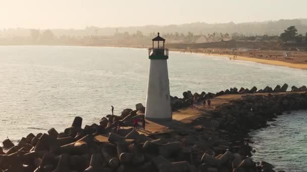 Capitola Abd Yakınlarındaki Pasifik Okyanusu Kıyısında Güzel Bir Deniz Feneri — Stok video