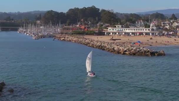 Small Yacht Sailing Sunset Colorful Residential Neighborhood Capitola Venetian Court — Stock Video