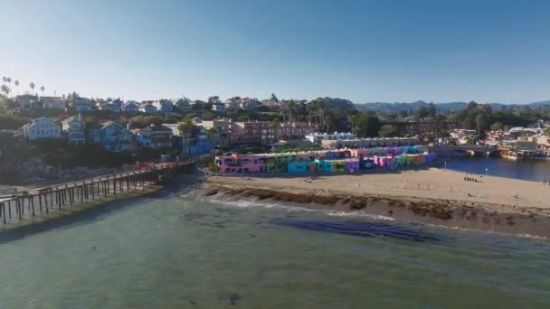 カリフォルニア州の海岸にあるカラフルな住宅街キャピトラ ヴェネツィア裁判所 カリフォルニア州キャピトラのカラフルなビーチ周辺の空中ビュー — ストック動画
