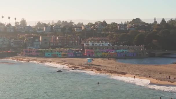 カリフォルニア州の海岸にあるカラフルな住宅街キャピトラ ヴェネツィア裁判所 カリフォルニア州キャピトラのカラフルなビーチ周辺の空中ビュー — ストック動画