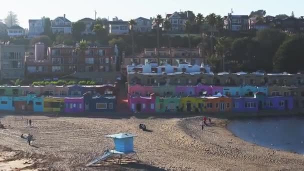位于美国加州海岸的五彩缤纷的住宅区Capitola Venetian Court 加利福尼亚Capitola彩色海滩社区的空中景观 — 图库视频影像
