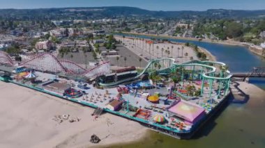Santa Cruz 'daki lunapark. Santa Cruz sahil yürüyüşü hava manzarası ve bir yaz günü eğlence parkı eğlencesi..