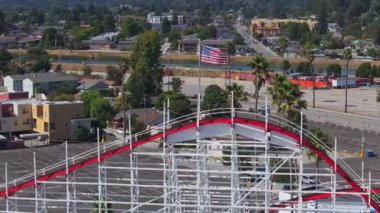 Santa Cruz, ABD 'deki lunaparkın tepesinde Kaliforniya' nın simgesi olan Amerikan bayrağı..