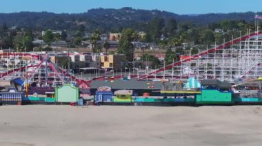 Santa Cruz 'daki lunapark. Santa Cruz sahil yürüyüşü hava manzarası ve bir yaz günü eğlence parkı eğlencesi..