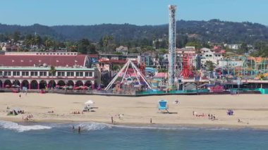 Santa Cruz 'daki lunapark. Santa Cruz sahil yürüyüşü hava manzarası ve bir yaz günü eğlence parkı eğlencesi..