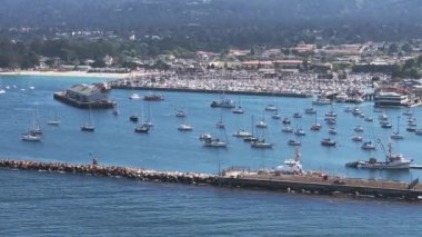 Monterey Körfezi Akvaryumu 'nun havadan görüntüsü, Pasifik Korusu' nda Monterey, Kaliforniya 'da kıyıya yanaşmış birçok yat var. Monterey Körfezi, Kaliforniya çevresindeki simgeler.