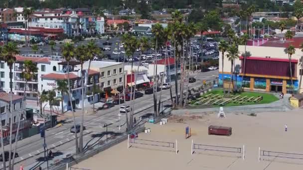美国太平洋沿岸的圣克鲁斯度假城镇的空中景观 历史上的圣克鲁斯海滩木板路加州最古老的户外游乐园 — 图库视频影像