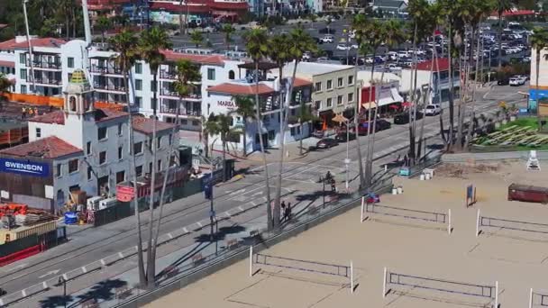 美国太平洋沿岸的圣克鲁斯度假城镇的空中景观 历史上的圣克鲁斯海滩木板路加州最古老的户外游乐园 — 图库视频影像