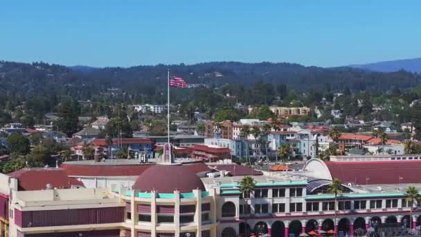 美国圣克鲁斯游乐园顶部的美国国旗 背景是加利福尼亚的地标 — 图库视频影像