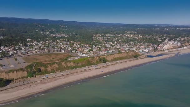 Letecký Pohled Kalifornské Pobřeží Obrovské Vlny Narážejí Břeh Písečná Pláž — Stock video