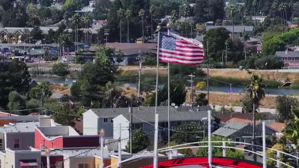 Amerikai Zászló Santa Cruz Vidámpark Tetején Usa Ban Kaliforniai Mérföldkővel — Stock videók